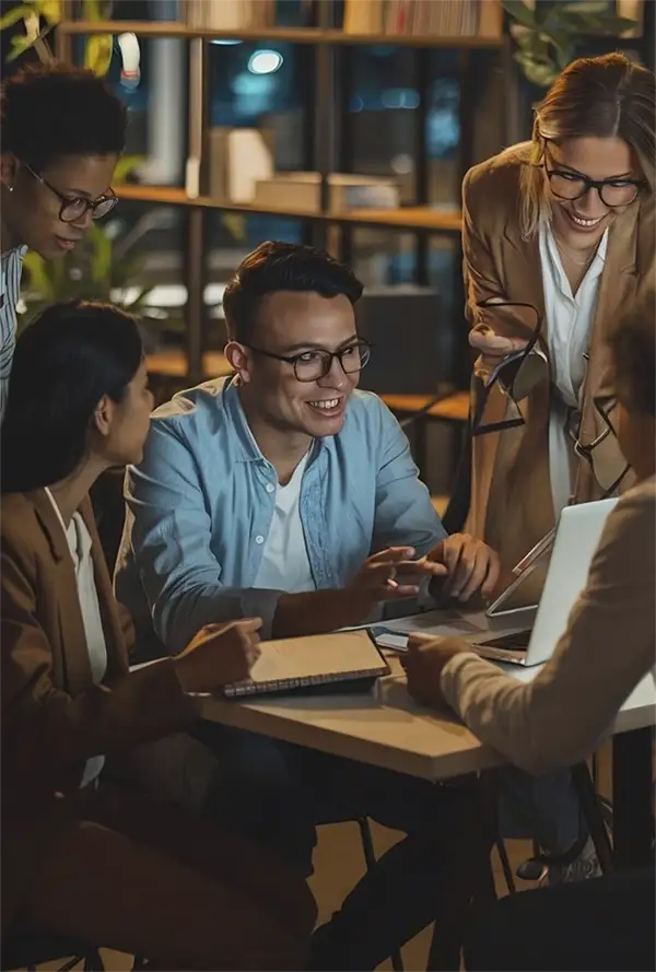 5 employees working together